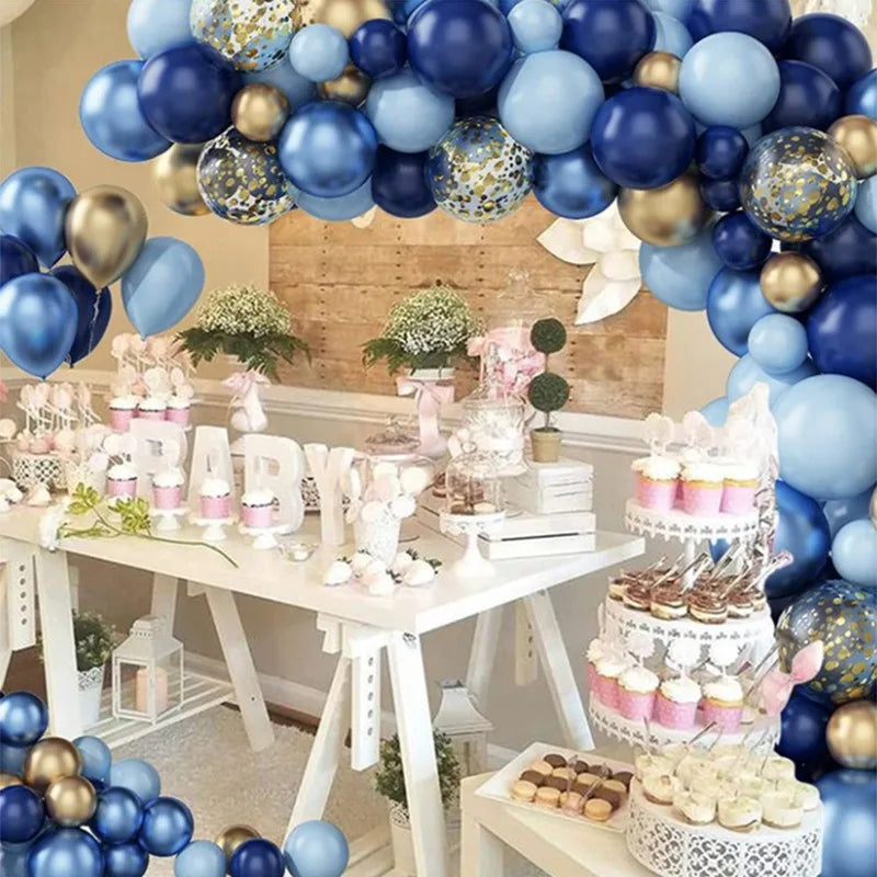 Guirnalda de globos azules y dorados con confeti para fiestas