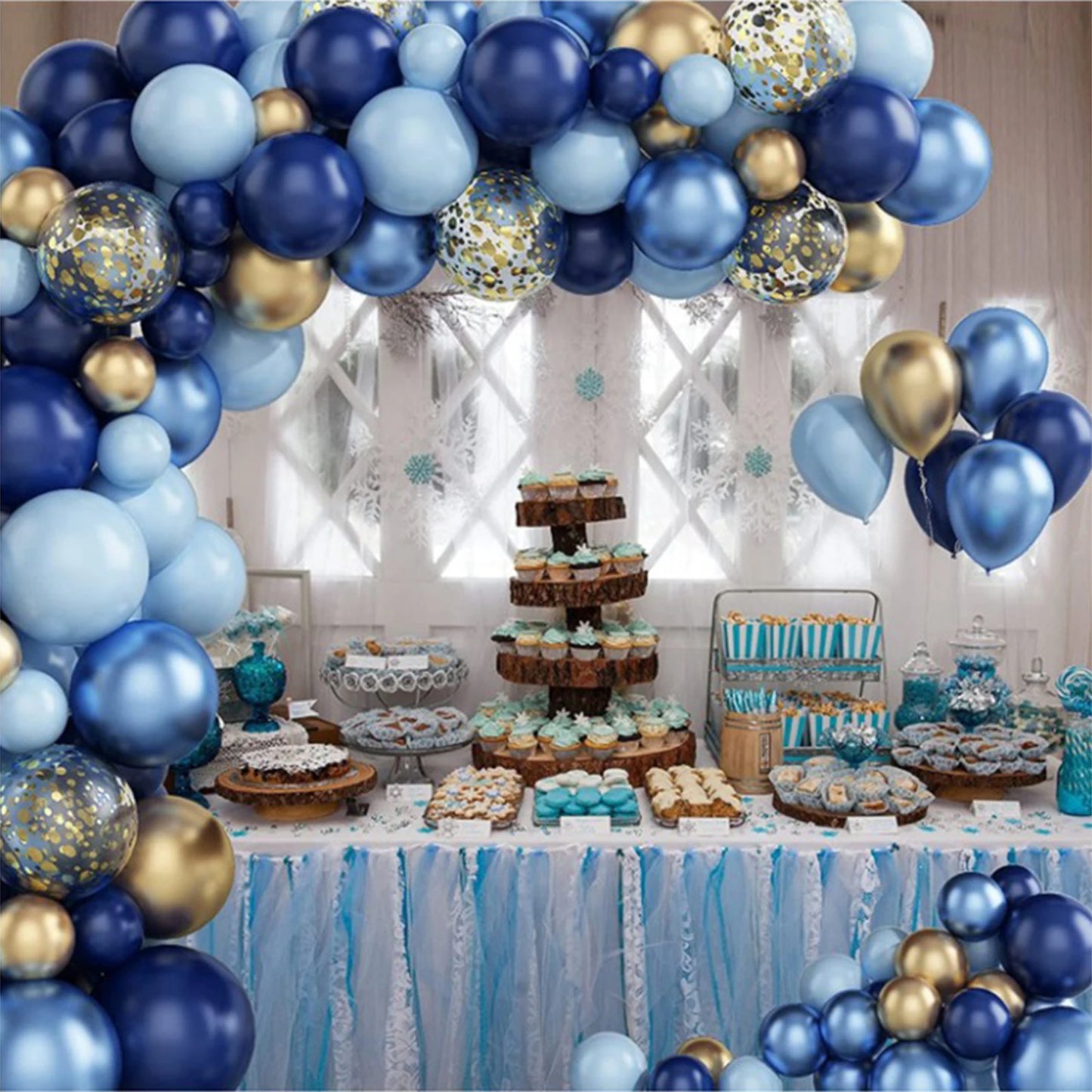 Guirnalda de globos azules y dorados con confeti para fiestas