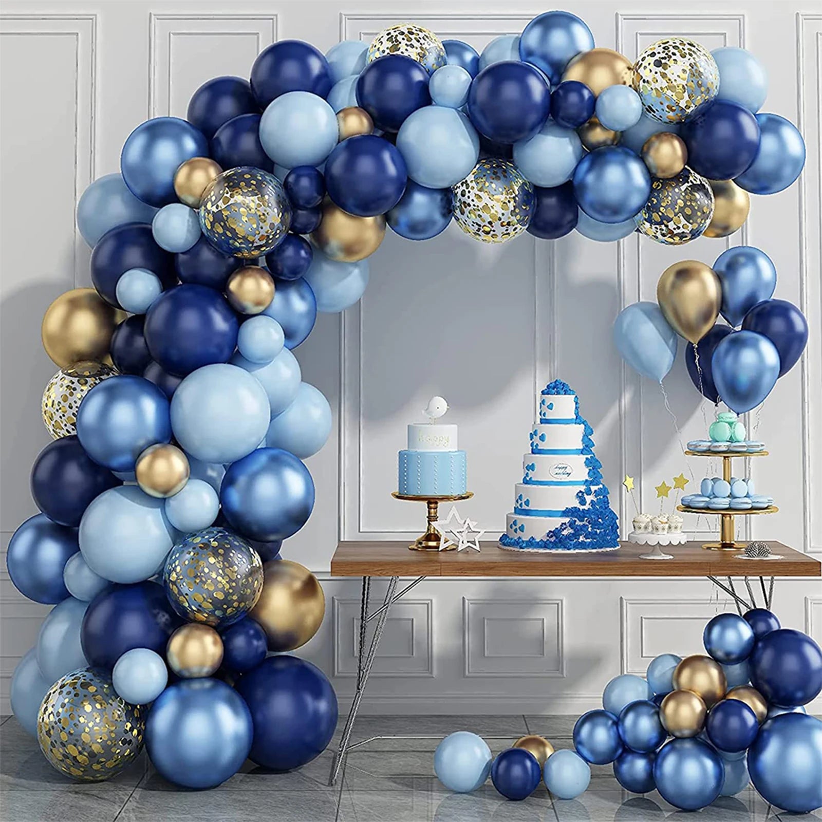 Guirnalda de globos azules y dorados con confeti para fiestas